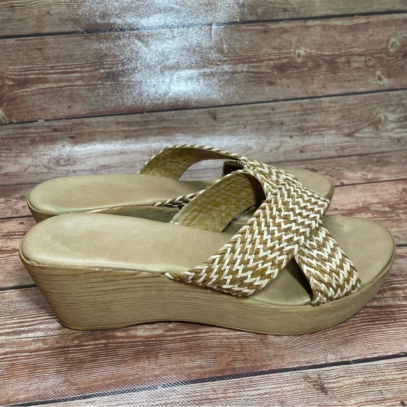 Mila Paoli Woven Straw Slip On Sandal With Cork
Platform size 8 - Picture 3 of 9
